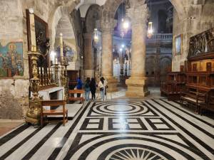 Sempre lotada de turistas e peregrinos, a Igreja do Santo Sepulcro, um dos lugares mais sagrados para o cristianismo, está deserta desde os ataques de outubro Sempre lotada de turistas e peregrinos, a Igreja do Santo Sepulcro, um dos lugares mais sagrados para o cristianismo, está deserta desde os ataques de outubro