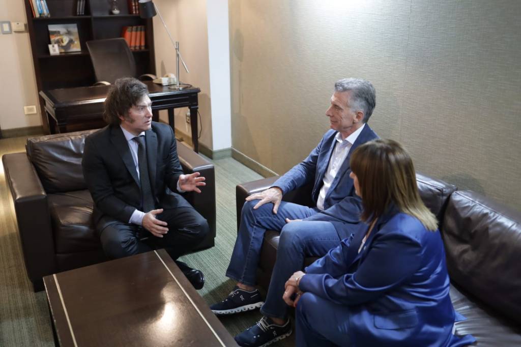 Em busca de alianças, Milei faz reunião com Macri e Bullrich