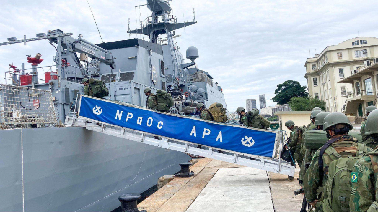 Fuzileiros navais embarcam no Navio-Patrulha Oceânico “Apa”, que atuará no Porto de Santos (SP)