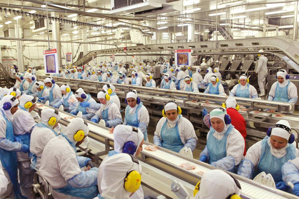 4—JBS—OPERACOES-BRASIL-2017-a-EFE.jpg NO BRASIL - Linha de produção da JBS no Paraná: aqui são 173 000 funcionários