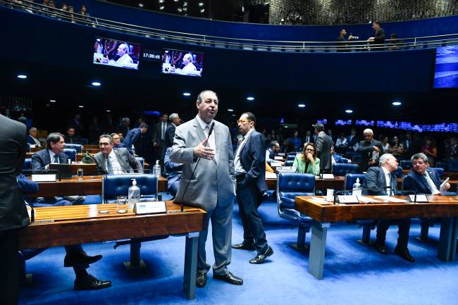 O senador Omar Aziz discursa no plenário do Senado no dia 27 de setembro