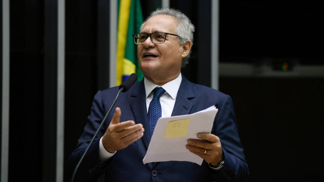 Renan Calheiros discursa na tribuna do Senado