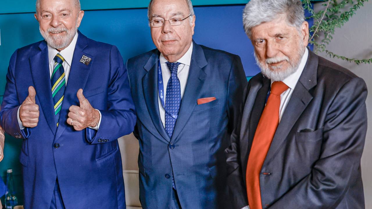 O presidente Luiz Inácio Lula da Silva, o ministro das Relações Exteriores, Mauro Vieira, e o chefe da Assessoria Especial do presidente, Celso Amorim, durante reunião na COP28, em Dubai, no dia 1º de dezembro