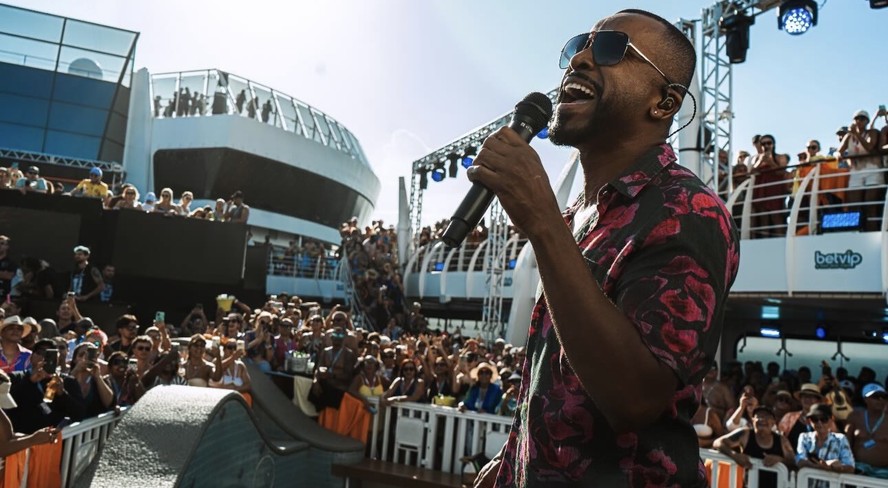 O cantor Alexandre Pires, durante show em navio de cruzeiro