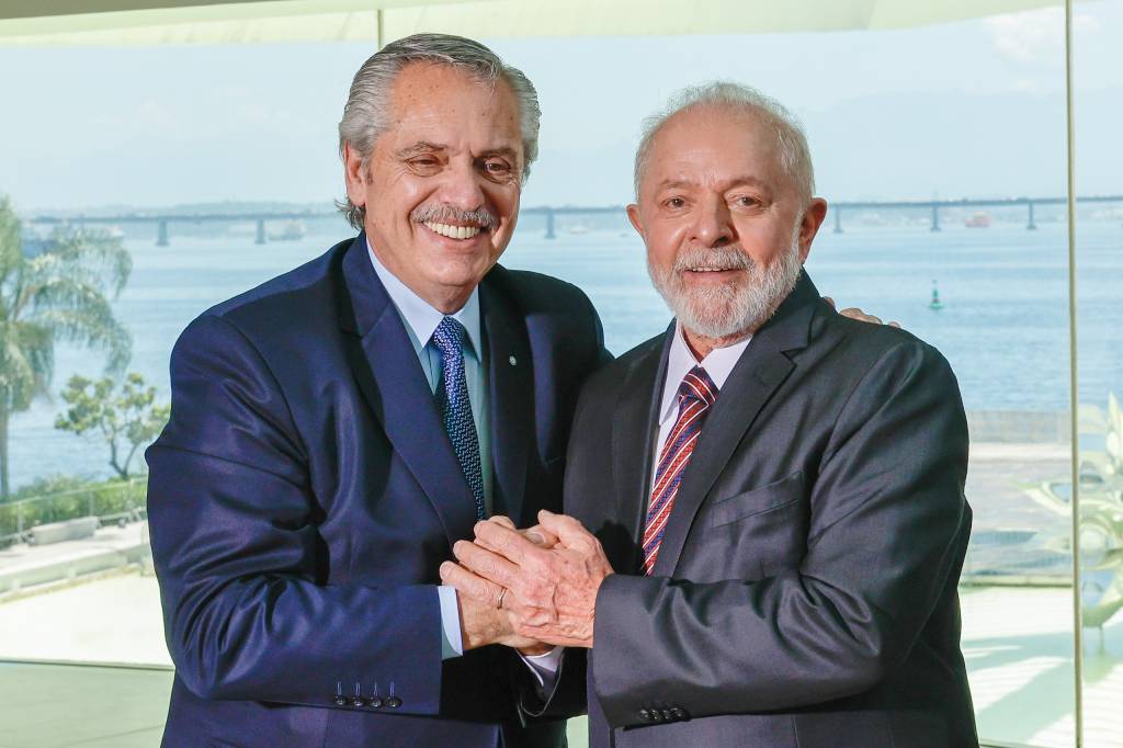 Perto de posse de Milei, Lula faz dedicatória ao ‘companheiro’ Fernández