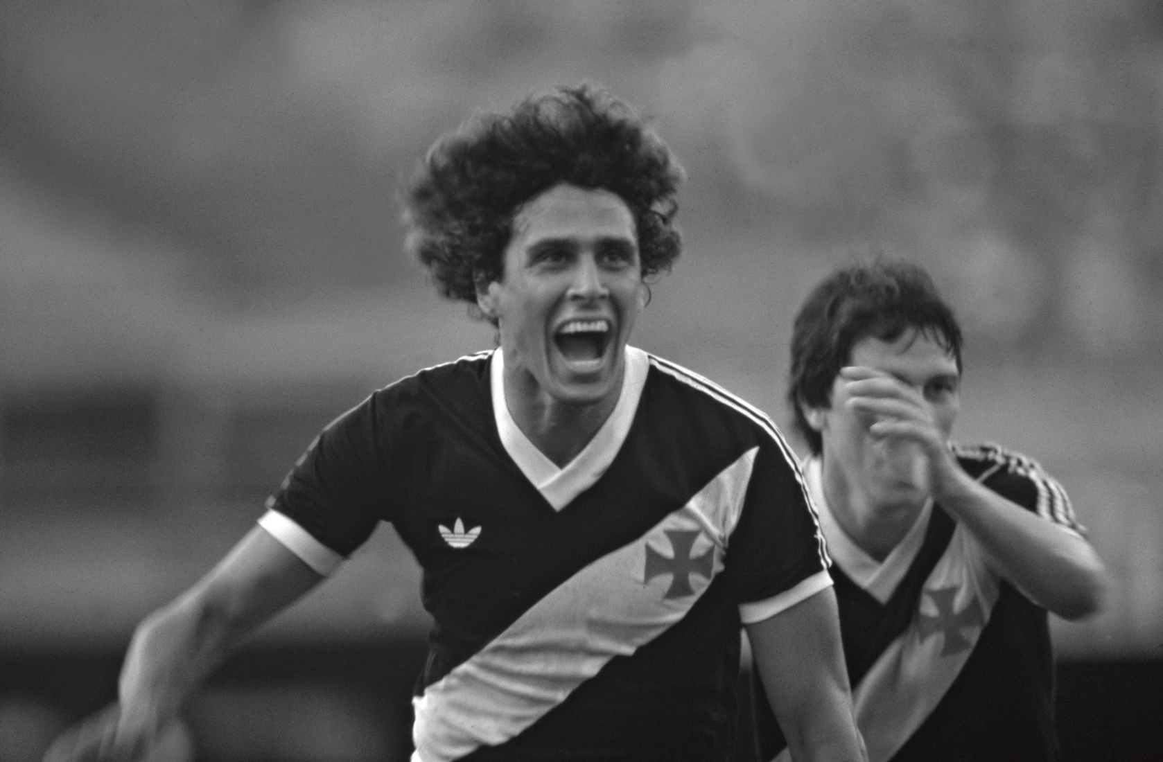 Roberto-Dinamite,-do-Vasco,-comemorando-gol..jpg