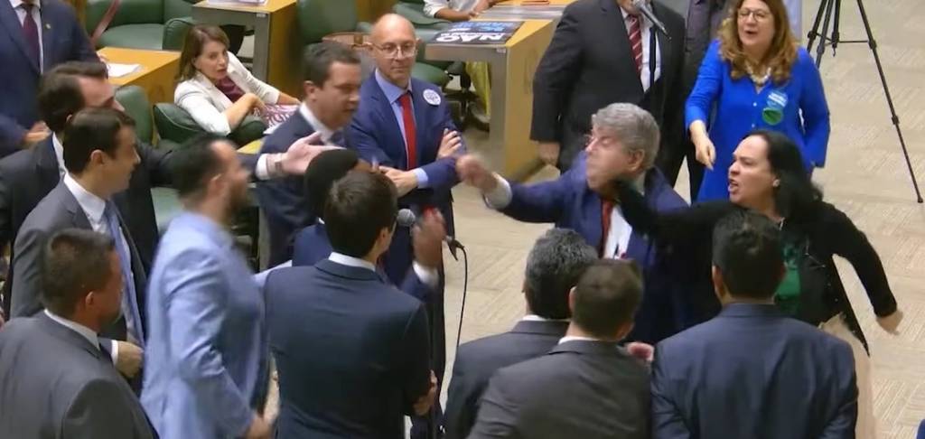 Deputados do PT e PL se empurram em debate sobre privatização da Sabesp