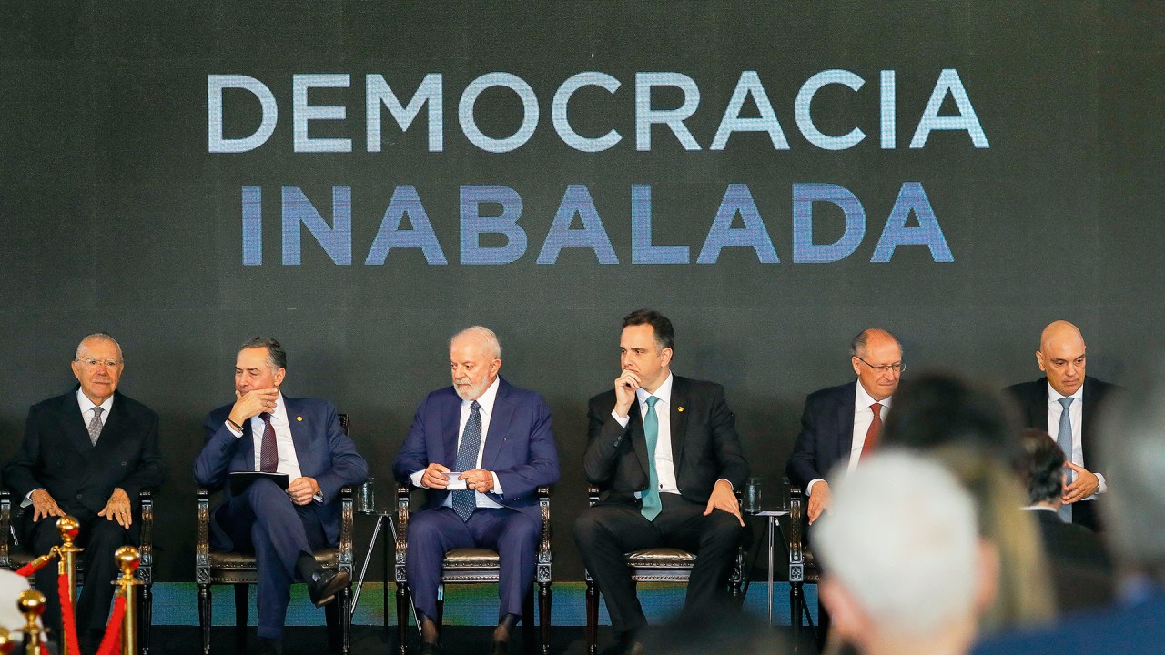 DISCURSO - O ato em favor da democracia: a solenidade acabou ofuscada pelo tom de palanque dado pelo presidente