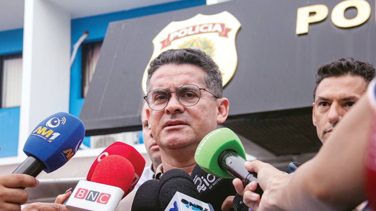 ALVO - David Almeida, prefeito de Manaus, na PF: candidato à reeleição, ele foi vítima de um áudio falso contra professores