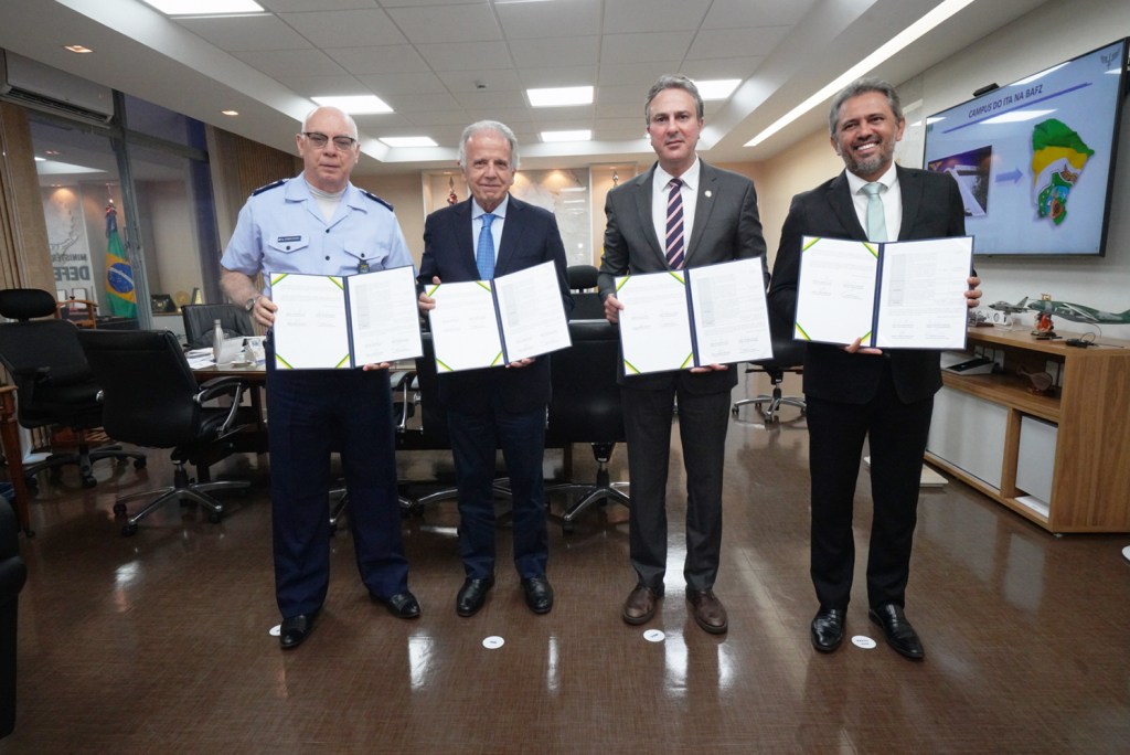 TRUNFO - Os ministros José Múcio e Camilo Santana (ao centro) em Fortaleza: anúncio de câmpus do ITA