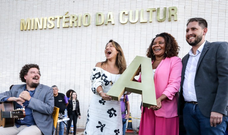 A primeira-dama Janja da Silva, a ministra Margareth Menezes e o secretário-executivo Márcio Tavares participam de ato da volta do letreiro do Ministério da Cultura, em março do ano passado