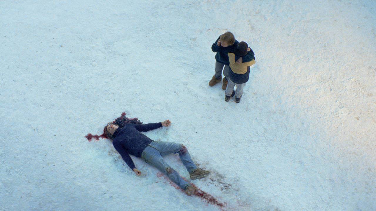 TRAGÉDIA - Sandra e o filho diante do corpo: sangue na neve