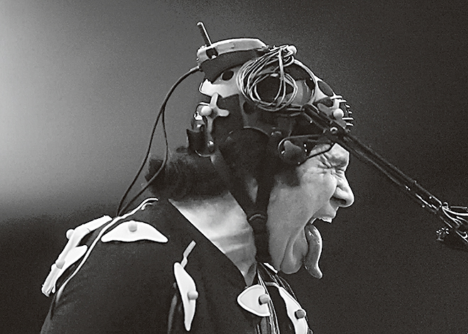 APOIO-3-P-GENE-SIMMONS-2.jpg TECNOLOGIA - Simmons na gravação: até caretas e a língua recriadas iguais virtualmente