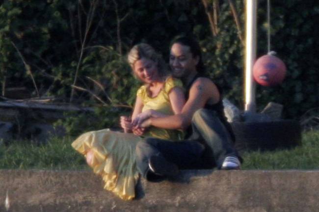 Design sem nome – 2024-01-19T121842.184 Letourneau (44) e Fualaau (22) em frente a sua casa de praia em Washington, um ano após o casamento
