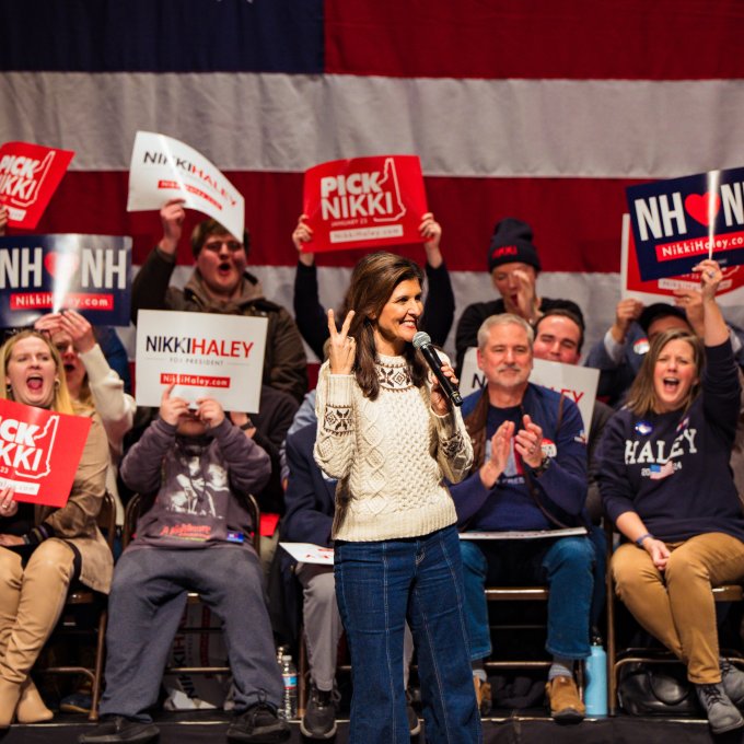 Quem é Nikki Haley, única rival de Trump nas primárias republicanas