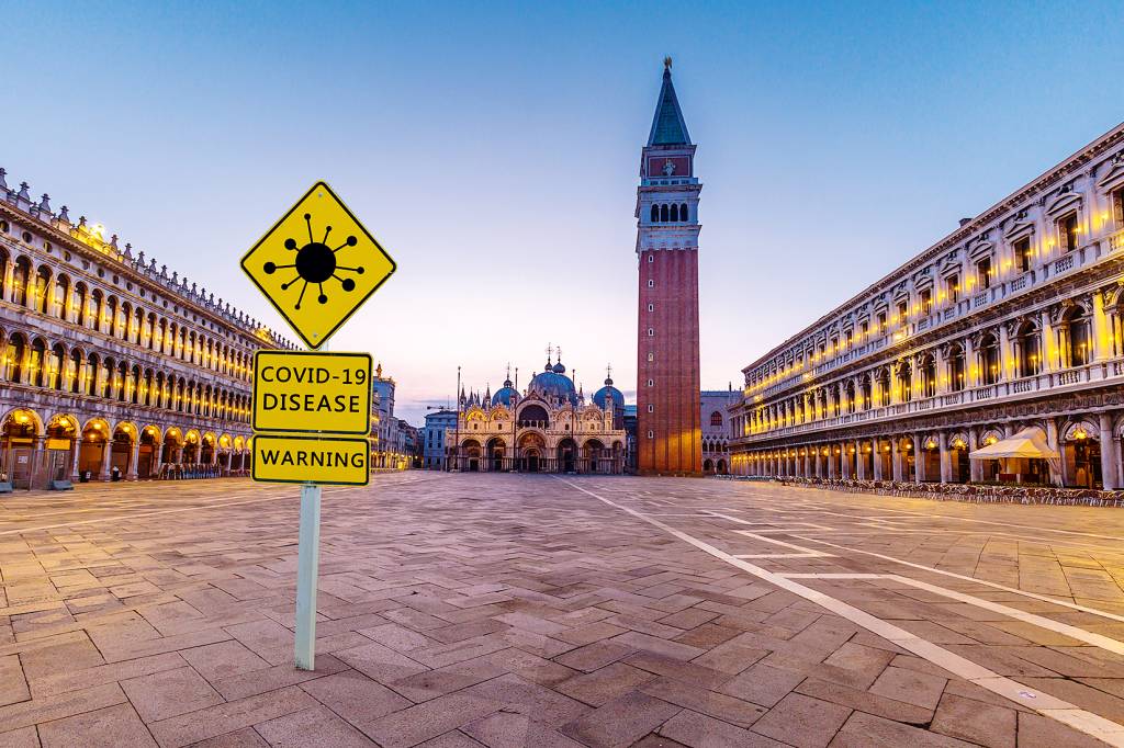 covid-19 warning sign in St Marks square,Venice SOLIDÃO - Taxas de acesso: a pandemia adiou a cobrança de uma espécie de pedágio imposto aos grupos de forasteiros