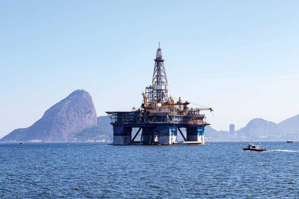Oil from Brazil. NO MAR - Plataforma de petróleo: guerras podem elevar o preço do combustível