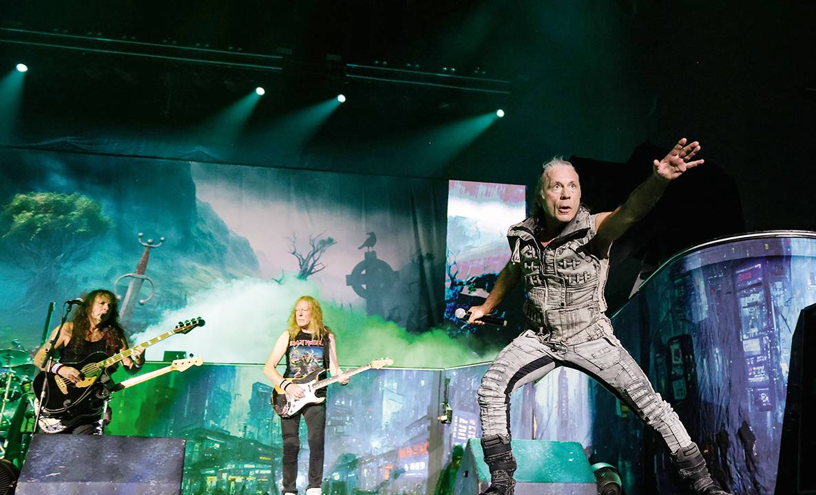 SOM PESADO - Bruce (à dir.), com o Iron Maiden: amor pelos brasileiros — e dica ao Vasco