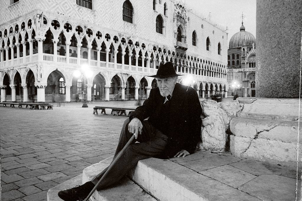 Ezra Pound Rests on Steps POETA - Ezra Pound (1885-1972) viveu dez anos entre as pontes: “As gôndolas estavam muito caras...”
