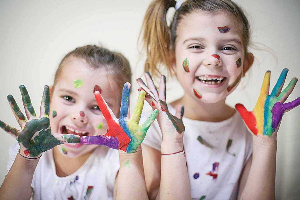 GettyImages-903214672.jpg LÚDICO - O lado bom da pintura: atividades com tintas na pele podem ser divertidas