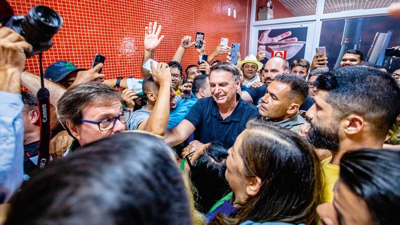 POPULARIDADE - Bolsonaro em São Miguel dos Milagres (AL): encontros com eleitores em clima de campanha