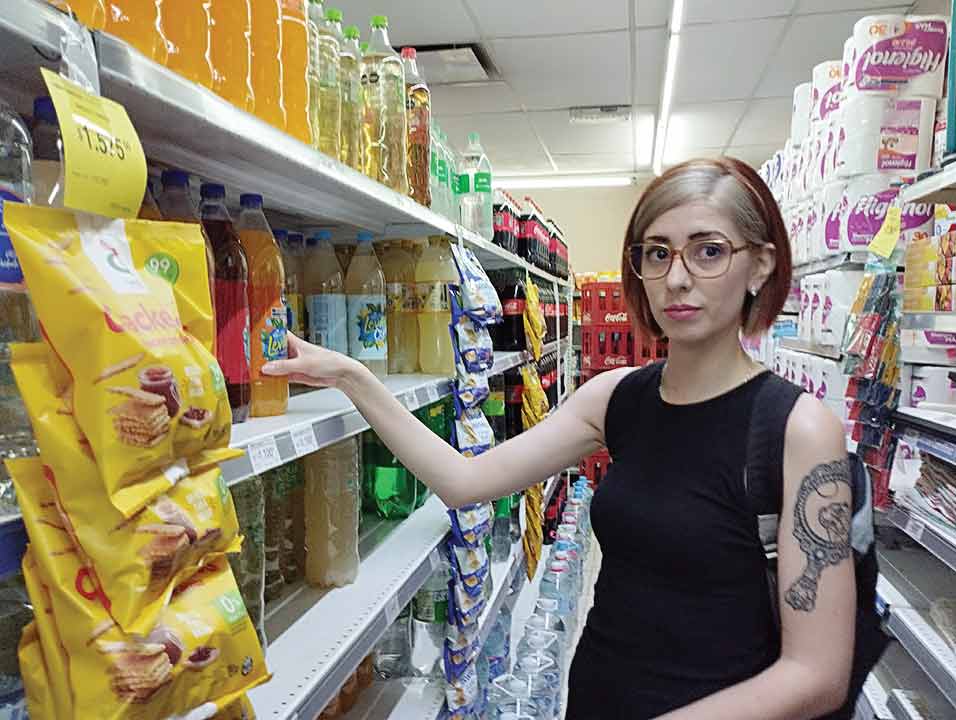 PERSONAGEM-DANIELA-IMG_20240123_182953.jpg PREÇOS EM DISPARADA - A supervisora de vendas Daniela Diaz tentou se preparar para o choque econômico, mas acha que está perdendo a luta. “A cada ida ao mercado, vejo meu poder de compra diminuir”, lamenta.