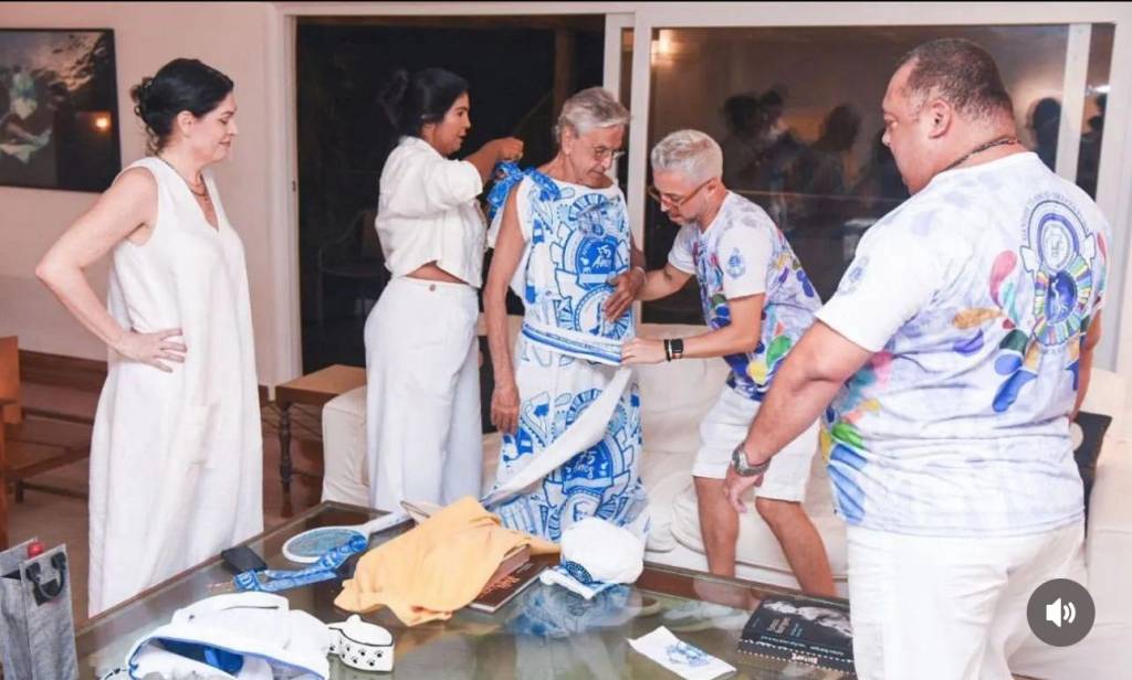 Caetano Veloso recebendo a fantasia do afoxé Filhos de Gandhy – Caetano Veloso recebendo a fantasia do afoxé Filhos de Gandhy –