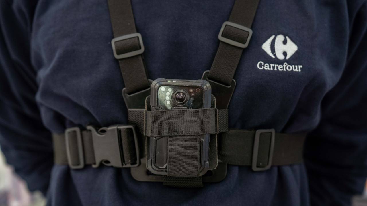 Varejista completou a implantação de 6.000 bodycams em seguranças e fiscais