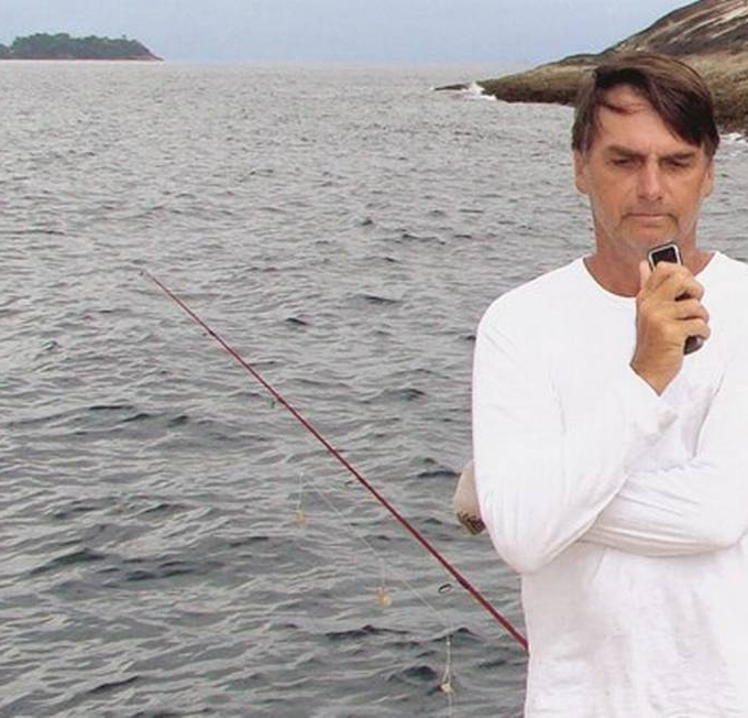 Justiça suspende multa do Ibama contra Bolsonaro por pescaria