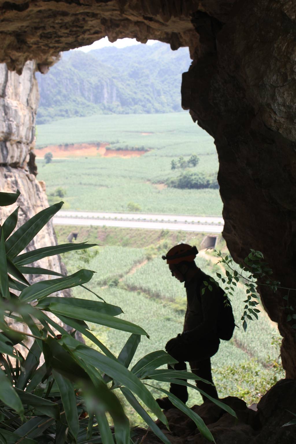 cave view CAVERNA - Restos do Gigante: Kira Westaway em um dos sítios arqueológicos, na China