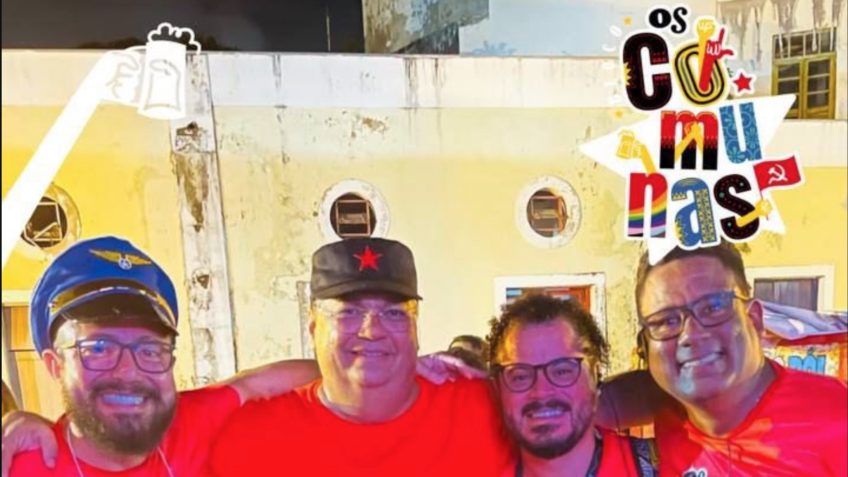 Flávio Dino posa para foto no bloco Os Comunas no Carnaval de 2023, em São Luís