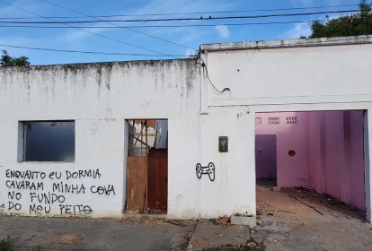 Imóvel abandonado em bairro de Maceió que sofreu afundamento do solo por causa da exploração de sal-gema pela Braskem