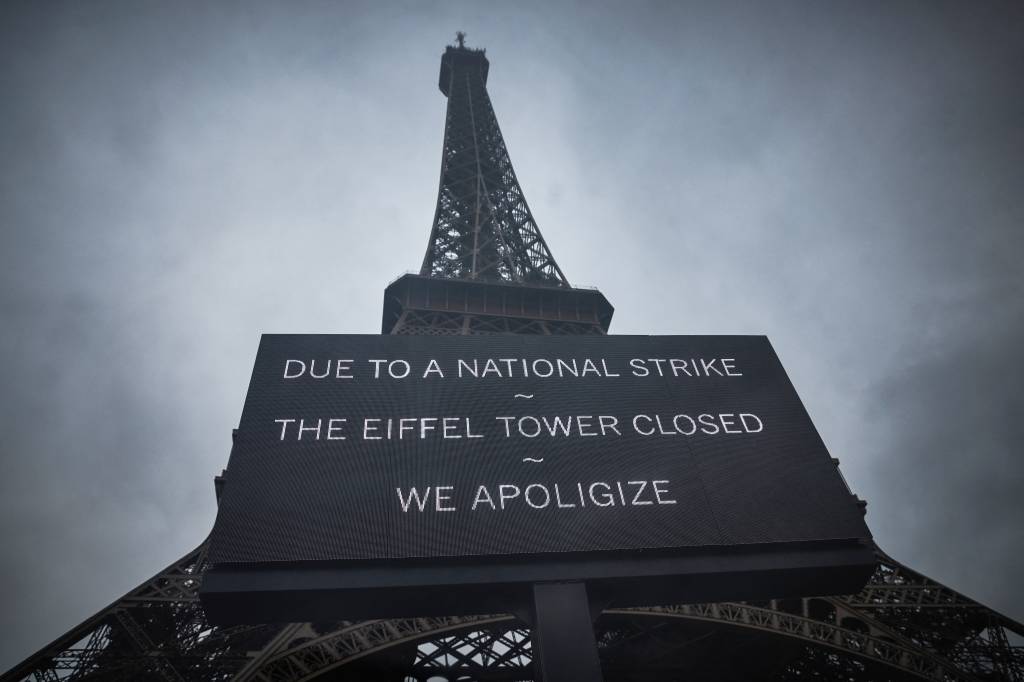 Às vésperas da Olimpíada, greve fecha Torre Eiffel e frustra turistas