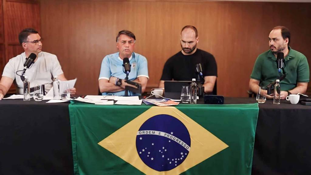 1—IMG_4108.JPG FAMÍLIA NA MIRA - Carlos (à dir): PF afirma que o filho do presidente seria usuário do esquema de espionagem