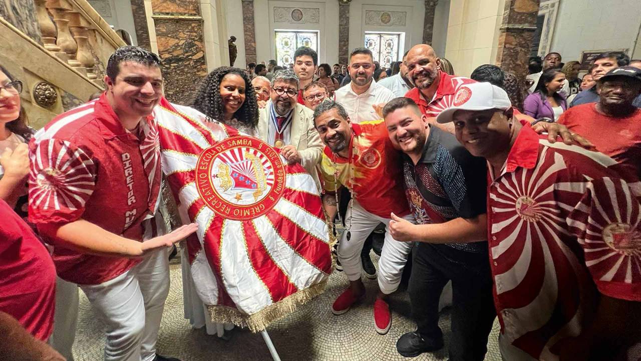 ZIRIGUIDUM - Quaquá (de gravata) e sua escola: projeção e mostra de prestígio do município (e de si mesmo) no Carnaval