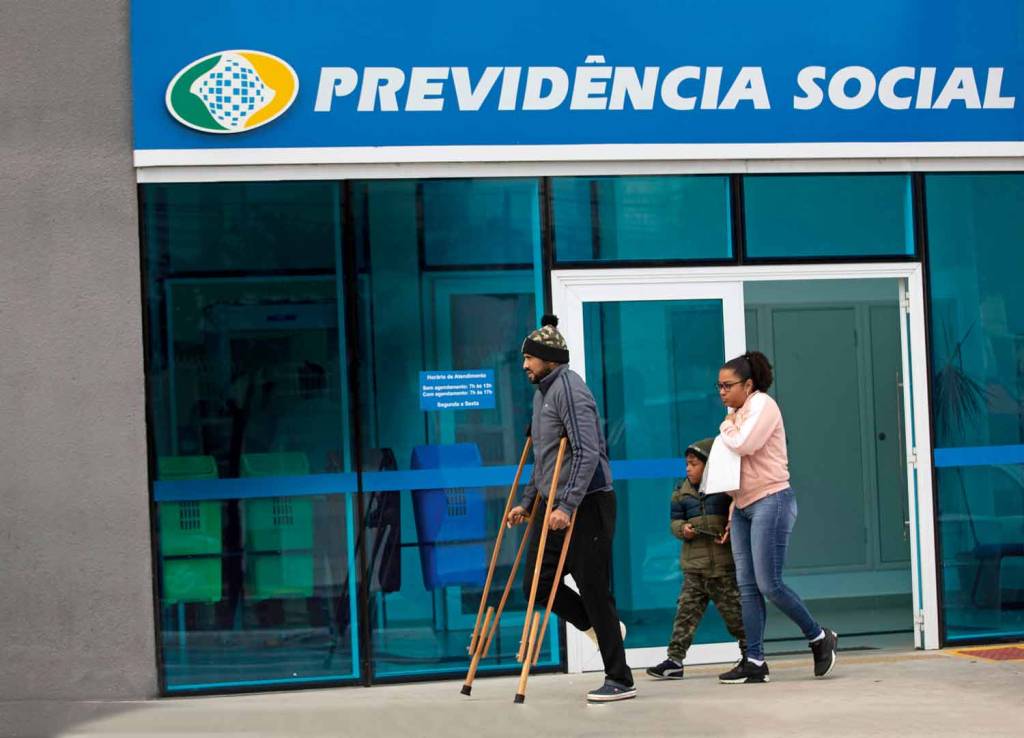1760401_fotoarena.jpg DESPESA - Previdência: gastos com aposentadorias representam a segunda maior fatia da dívida pública