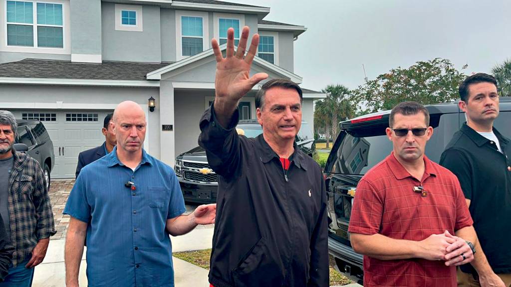 Bolsonaro recebe apoiadores em condomínio em Orlando LONGE DO AEROPORTO - Em Miami: defesa tenta rever o passaporte apreendido