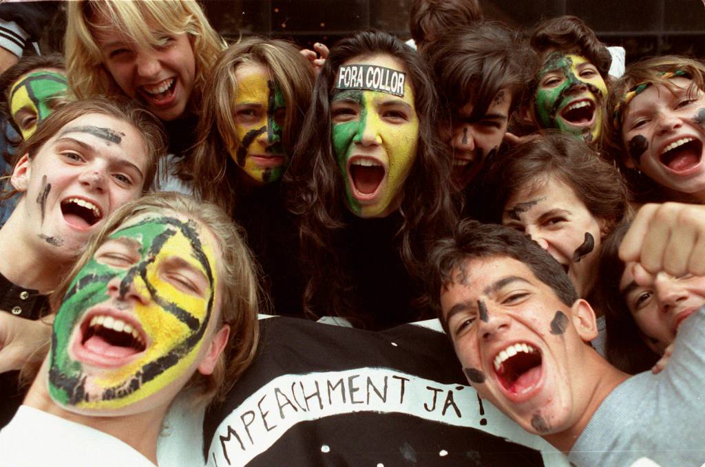 2D-(3)-IMPEACHMENT-ESTUDANTES-PROTESTOS-1992-5.jpg DEU RUIM - Passeata contra Collor: reação ao pedido de apoio feito por ele