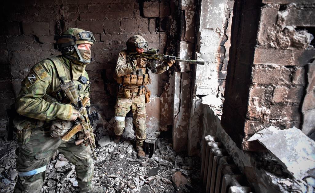 3—000_32882LG.jpg AVANÇO - Russos em Mariupol: a fonte de recursos do inimigo secou