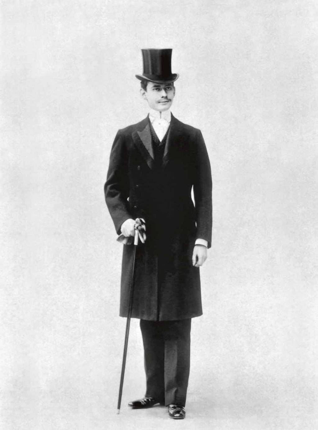 3—cartier-tank-relogio-joias-historia-moda-2023-harpers-bazaar.jpg-3-768×1037.jpg INSPIRAÇÃO - Louis Cartier, neto do fundador da maison francesa: ideia colada ao mistério do número 3