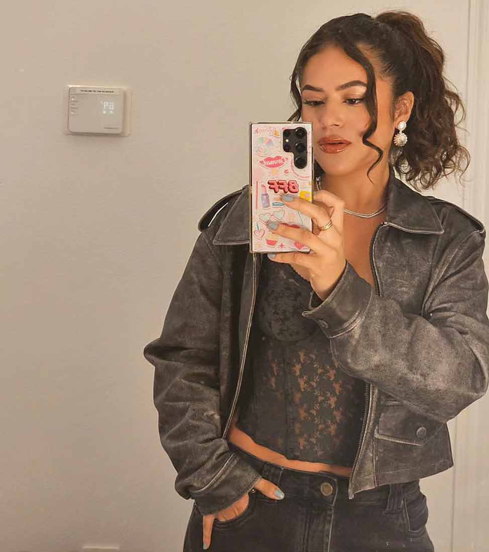 5—78268778_1.jpg CELEBRAÇÃO - A apresentadora e atriz Maisa Silva, 21 anos: selfie com a joia sempre em primeiro plano