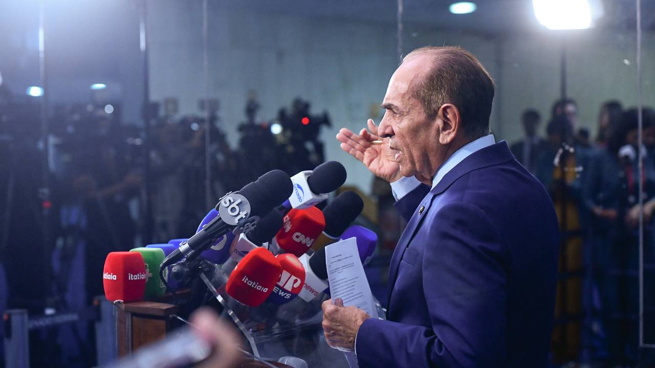 O senador Marcelo Castro fala a jornalistas sobre o novo Código Eleitoral e o fim da reeleição