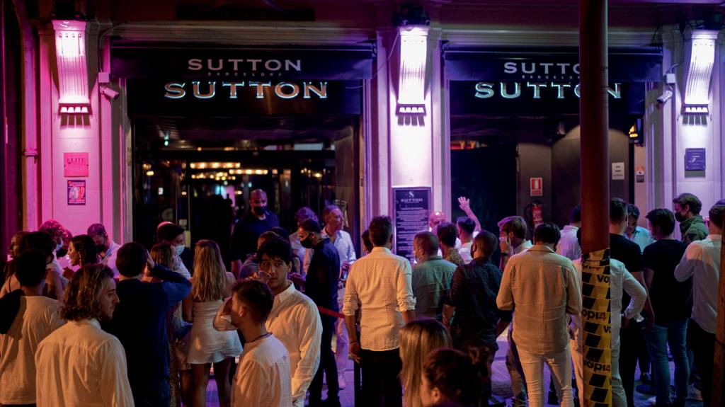 Atmosphere in Barcelona the first weekend of nightlife opening u A CENA DA AGRESSÃO - A boate Sutton, em Barcelona, na Espanha: endereço de luxo, com camarotes privativos