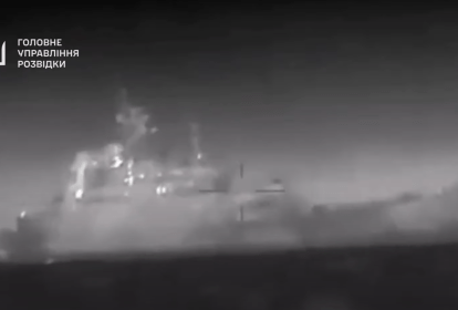 Vídeo divulgado nas redes sociais do Ministério de Defesa da Ucrânia mostra nuvem de fumaça subindo de um navio que estaria no Mar Negro, e houve relatos na mídia russa local de uma operação de busca e resgate usando helicópteros em andamento sobre a água. 14/02/2024 -