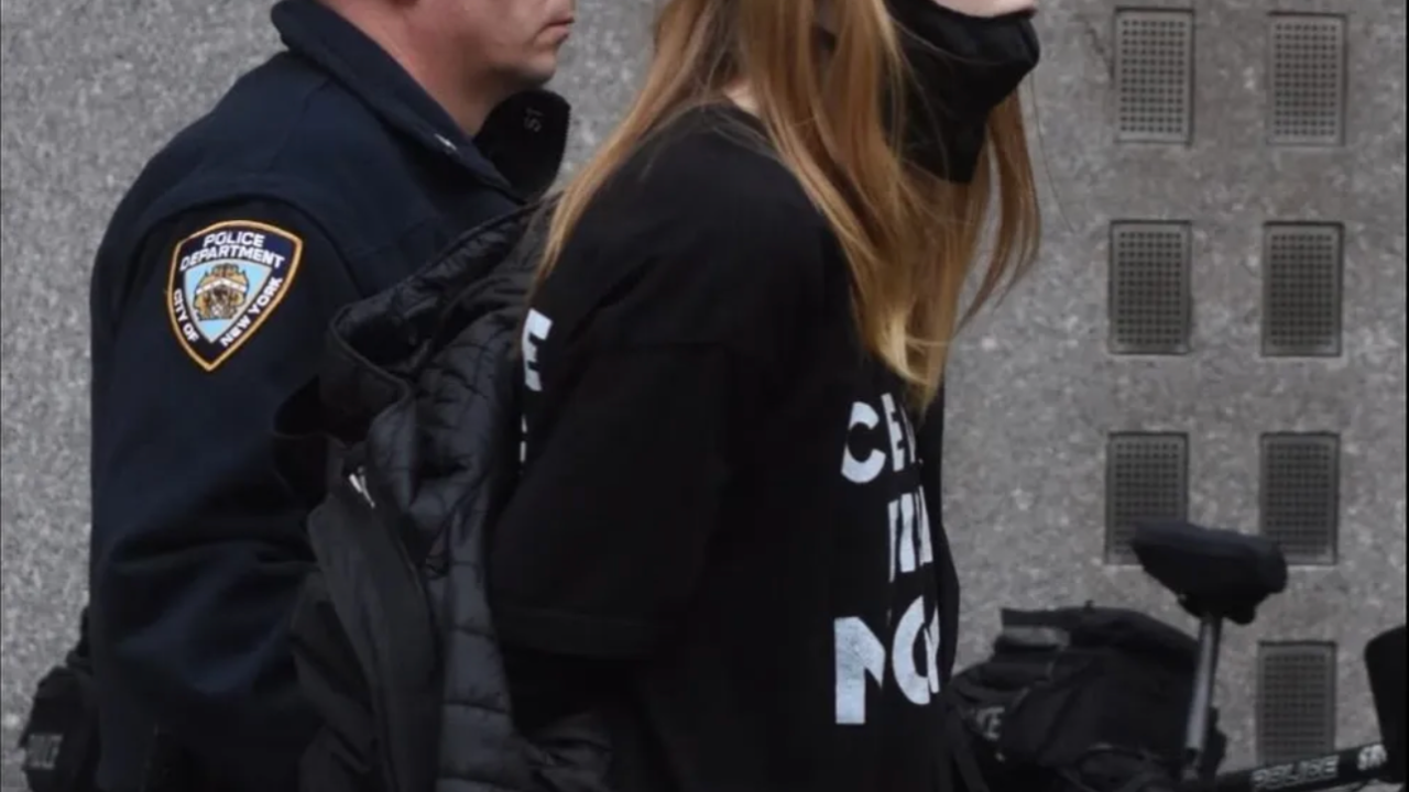 Hunter Schafer sendo presa nos Estados Unidos.