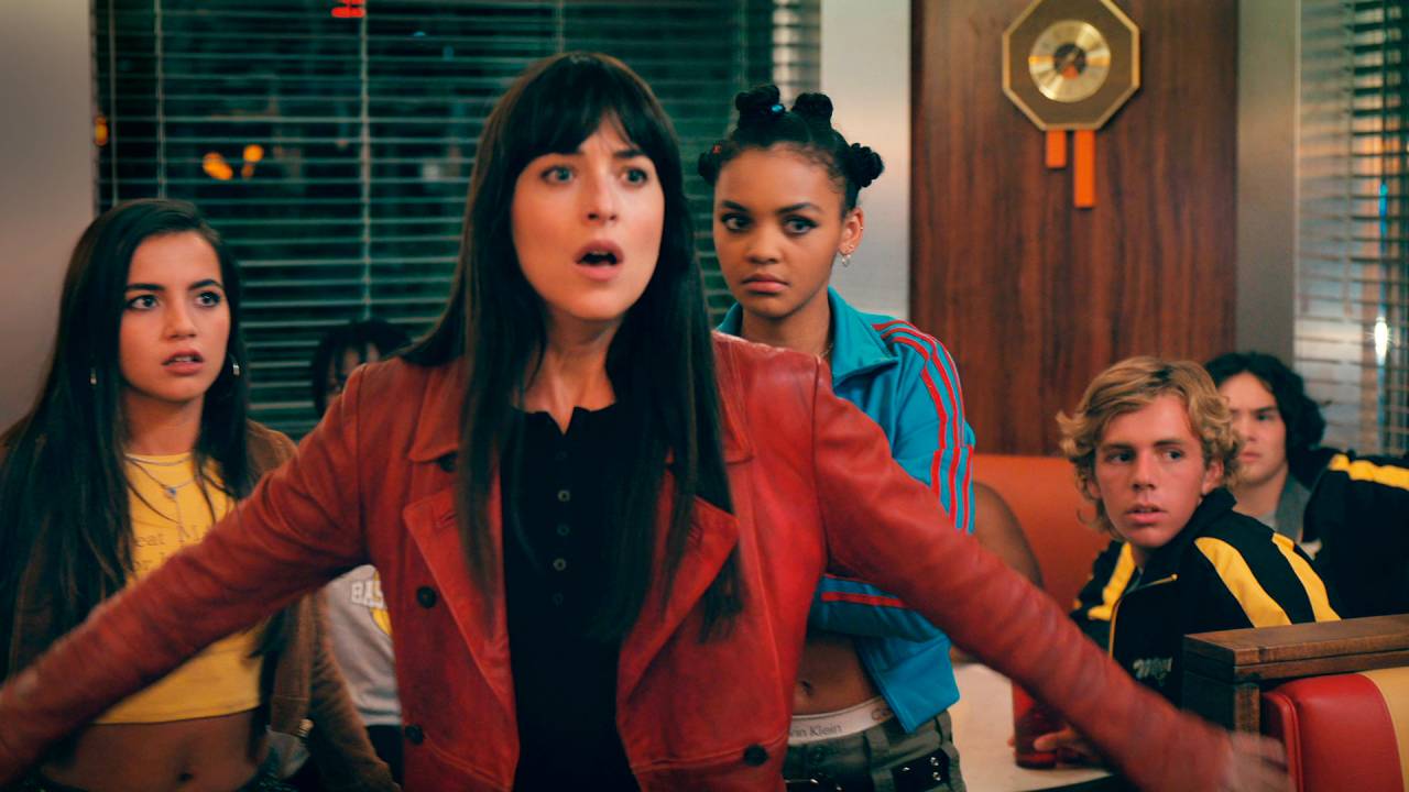 AVENTURA - Dakota Johnson (no centro) no filme: meninas superpoderosas