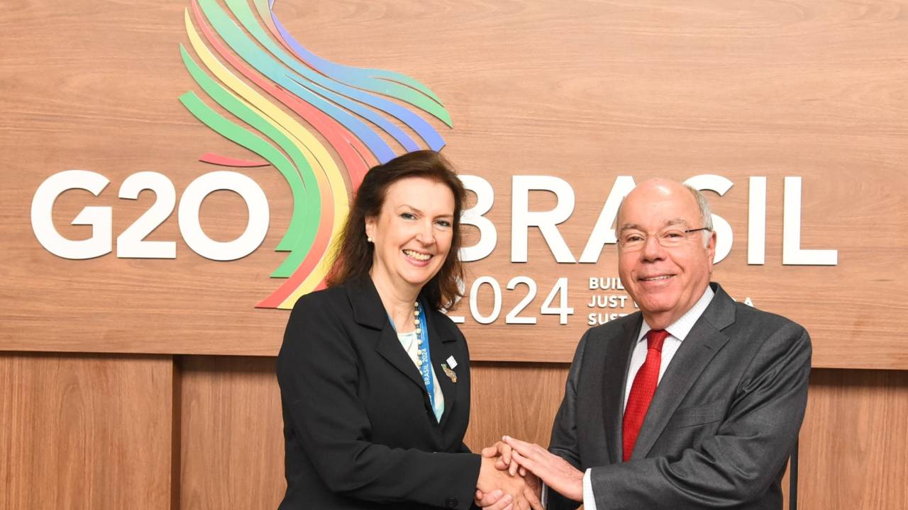 A chanceler argentina, Diana Mondino (esq.), e seu par brasileiro, Mauro Vieira. 21/02/2024 -
