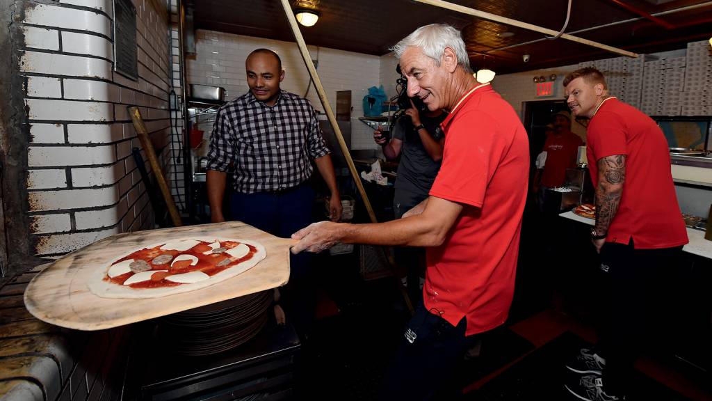 Liverpool Legends Visit Lombardi’s In NY, America’s Oldest Pizzeria LÁ COMO CÁ - A Lombardi's, em Nova York: primeira pizzaria dos EUA tornou-se ponto turístico da cidade