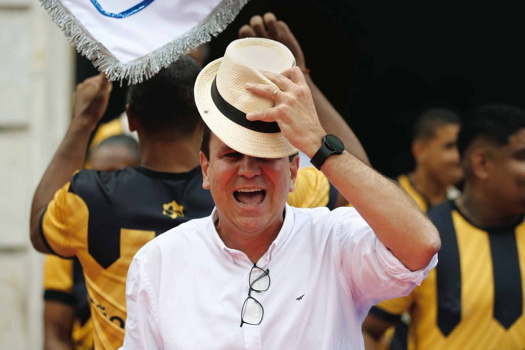 NA AVENIDA - Eduardo Paes: afago oportuno depois de uma gafe monumental