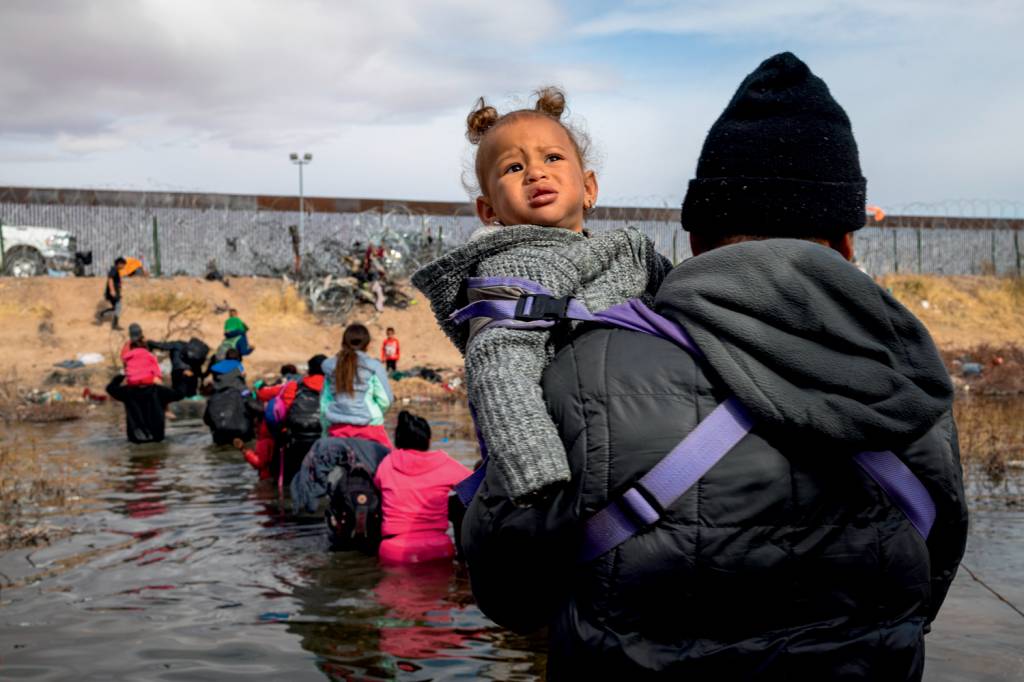 Migrant crisis continues at the border between the United States and Mexico DRAMA - Famílias inteiras cruzam o Rio Grande: multidões pedindo asilo nos EUA